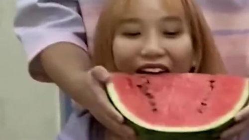 情侣网红拍吃瓜,情侣网红共享吃瓜乐趣