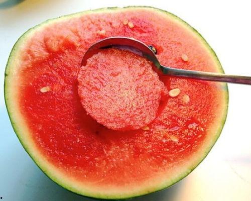 抖音网红水产美人吃瓜,吃瓜姿势解锁美食新境界